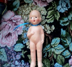6 1/2'' CHARMING 1930S ALL COMPO GIRL DOLL,BLONDE MOLDED HAIR
